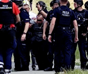 Zatrzymanie Dariusza R. po czterodniowej obławie. Finał akcji rozegrał się na oczach reporterki „Super Expressu”