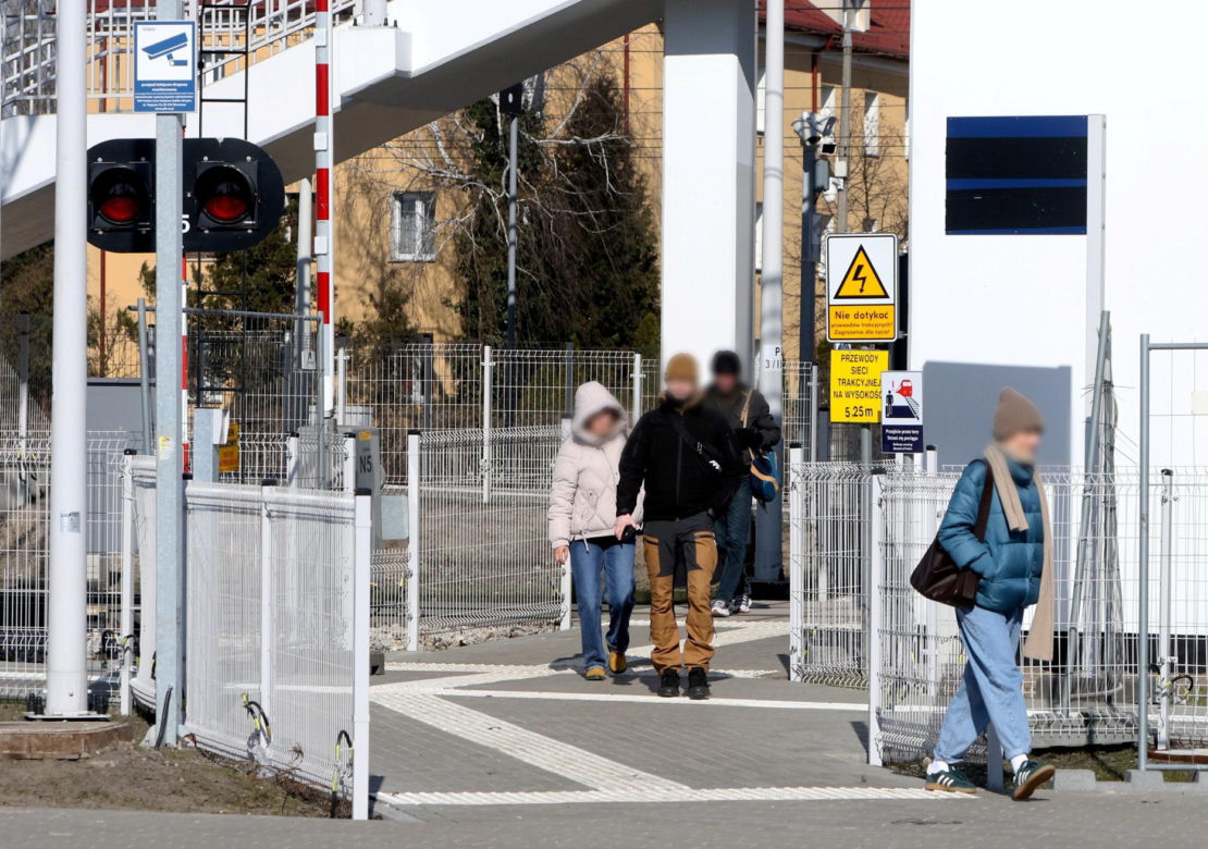  Takiego absurdu w Warszawie już dawno nie było. Mieszkańcy Pragi załamani po budowie kładki nad torami