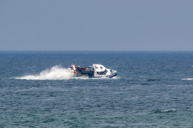 Dramatyczne chwile na Pomorzu. Trwają poszukiwania 35-letniego surfera z Bydgoszczy. Jego deskę znaleziono na plaży