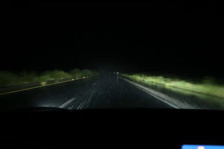 Tesla Model 3 wypadła z drogi podczas ulewy. Zdaniem kierowcy wina leży po stronie auta - WIDEO