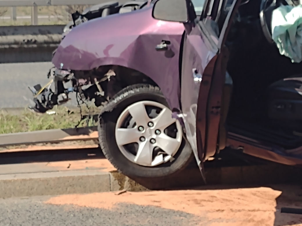 Auto zawisło na barierkach. Groźny wypadek na trasie Siekierkowskiej