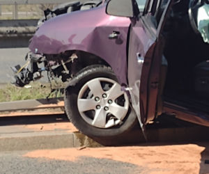 Auto zawisło na barierkach. Groźny wypadek na trasie Siekierkowskiej