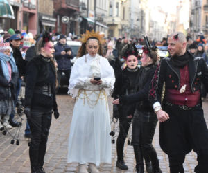 Orszak Trzech Króli 2026 w Toruniu. Zdjęcia z samego serca starówki