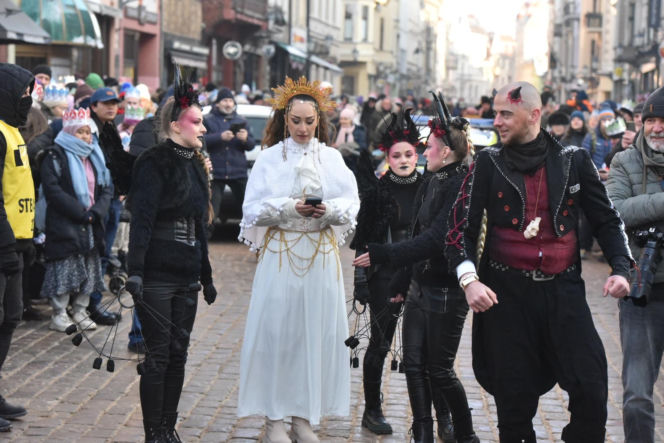 Orszak Trzech Króli 2026 w Toruniu. Zdjęcia z samego serca starówki