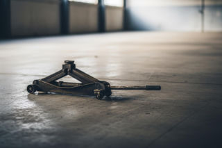 Dziupla samochodowa rozbita pod Wołominem. Kto czerpał zyski z kradzionych aut?