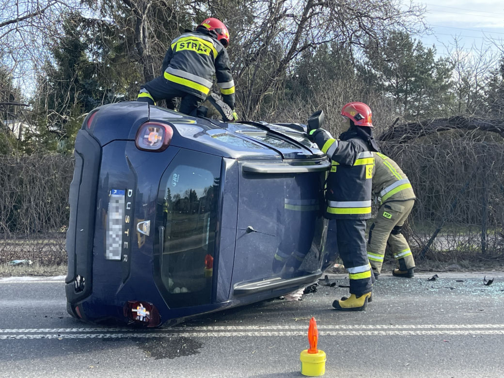 Dramatyczny wypadek na Targówku. Auto wylądowało na boku
