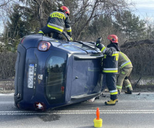 Dramatyczny wypadek na Targówku. Auto wylądowało na boku