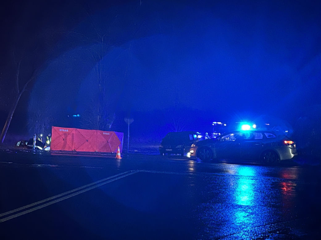 Śmiertelny wypadek w Łochowie. Rozpędzony 84-latek wjechał swoją pandą w audi, jego auto wylądowało w rowie 