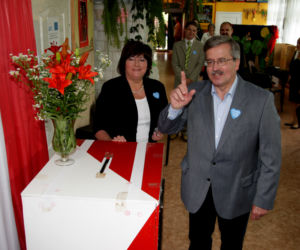 Bronisław Komorowski głosuje w II turze
