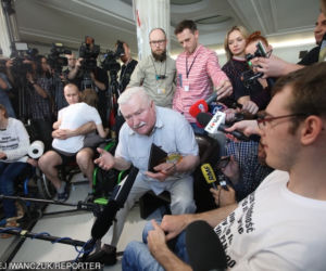 Lech Wałęsa spotkał się z niepełnosprawnymi protestującymi w Sejmie