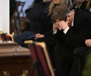 Przygnębiony Olaf Lubaszenko na pogrzebie taty. Przytulał go Robert Janowski