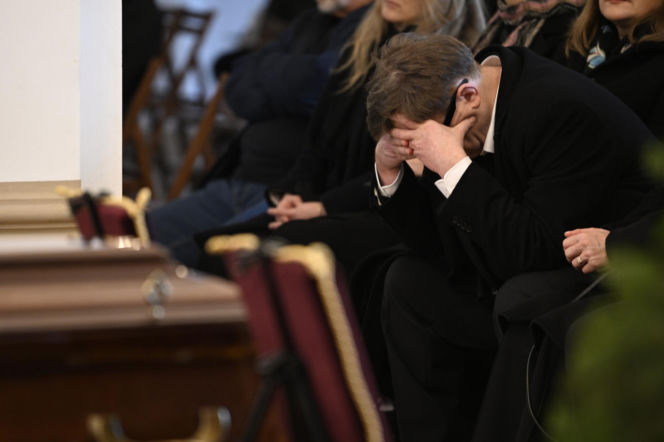 Przygnębiony Olaf Lubaszenko na pogrzebie taty. Przytulał go Robert Janowski