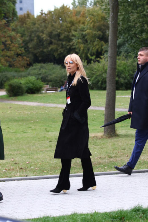 Agnieszka Woźniak-Starak ze znajomymi idzie na premierę filmu "Ukryta gra"