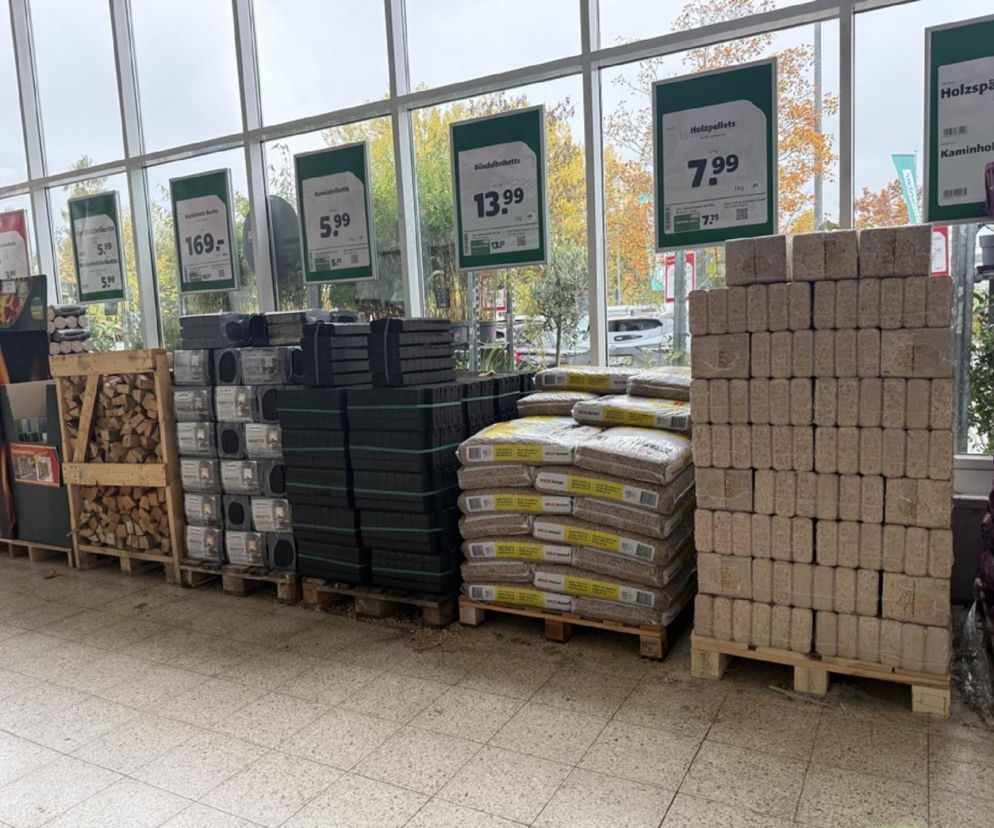Palety z opałem w niemieckim markecie. Pellet kosztuje 7,99 euro za worek. O cenach opału przeczytasz na Muratordom.