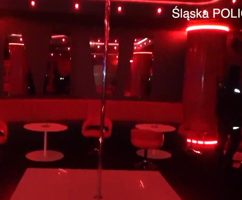 Śląskie. Policjanci wtargnęli do klubu nocnego w Tychach [ZDJĘCIA]