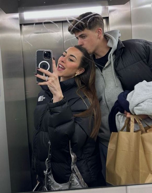 Znana influencerka zjadła kawałek swojego kolana w spaghetti bolognese. Potem nakarmiła nim kochanka