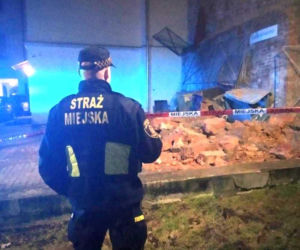 Runął zabytkowy mur na Bednarskiej. Uszkodził kilka aut i kontenery śmietnikowe