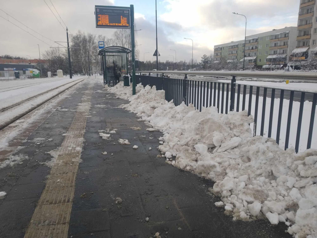 Łodzianie walczą z zimą. „Przystanki wyglądają tragicznie”
