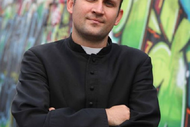 Rapujący ksiądz znowu w akcji. Tym razem rymuje o Bogatym Młodzieńcu