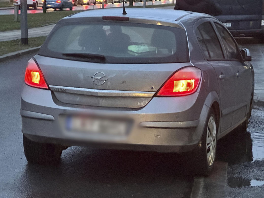 Pościg i strzelanina w Warszawie. Złodziej staranował dwa radiowozy i potrącił policjanta