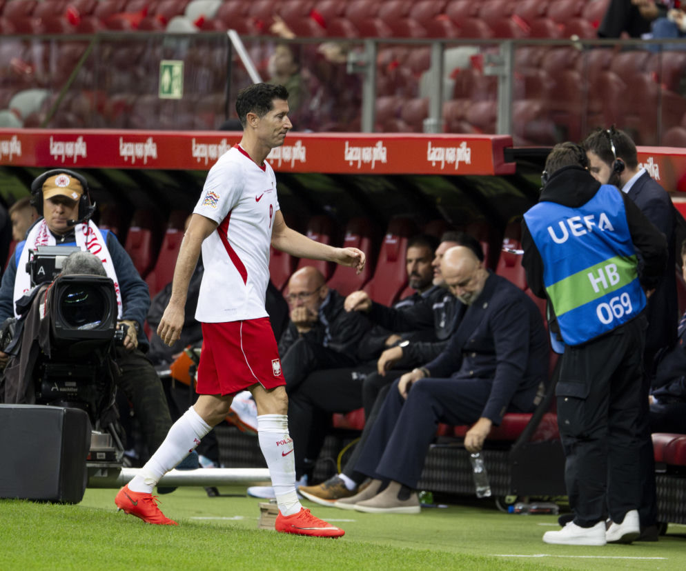 Robert Lewandowski schodzi z murawy boiska w stronę ławki rezerwowych. O składzie na mecz przeczytasz na SE Supersport.