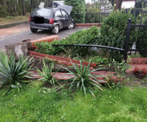 PIJANY staranował auto, potem wbił się w ogrodzenie! Na sumieniu miał coś jeszcze [ZDJĘCIA]