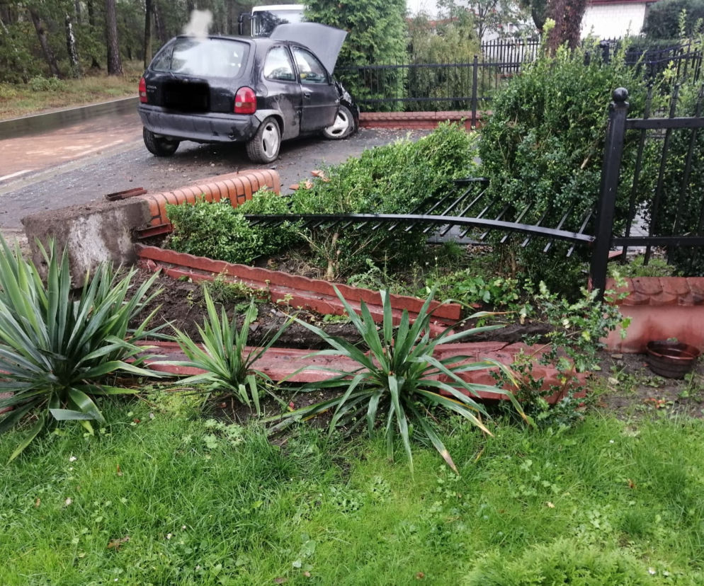 PIJANY staranował auto, potem wbił się w ogrodzenie! Na sumieniu miał coś jeszcze [ZDJĘCIA]