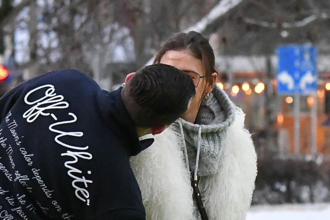 Klaudia Halejcio, mąż jej otworzył auto za całusa