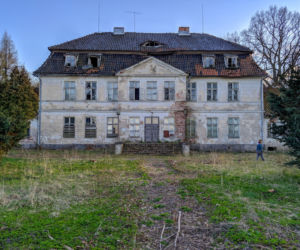Barokowy pałac, na który rzucono klątwę. Teraz można go kupić! [ZDJĘCIA]