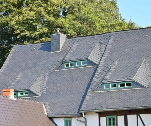 Najdroższy materiał na dach? Sprawdzamy ceny łupka dachowego