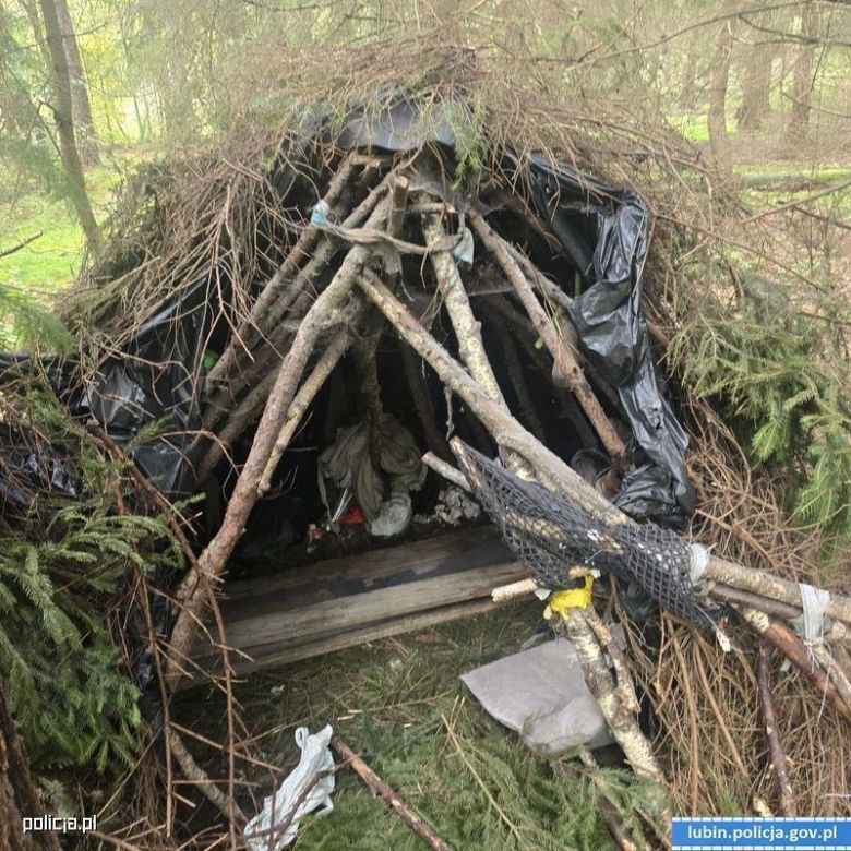 Od 2 lat mieszkał w szałasach. Gdy do niego przyszli, od razu wyjął nóż