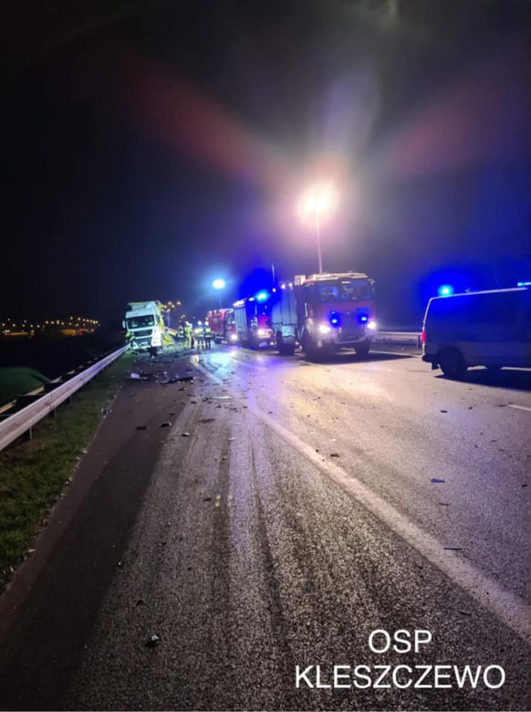 Groźny wypadek dwóch ciężarówek na A2 koło Poznania. Został z nich złom 