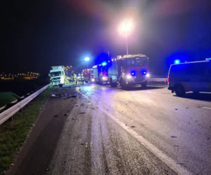 Groźny wypadek dwóch ciężarówek na A2 koło Poznania. Został z nich złom 