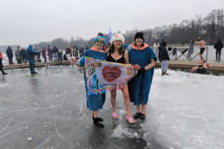 Lodowata woda, gorące serca. Morsy w Osiecznej wsparły WOŚP