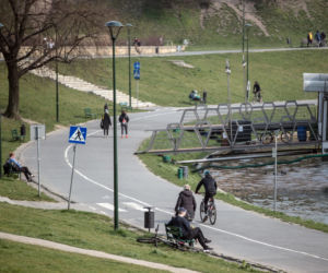 Pełne Błonia i tłumy spacerowiczów. Tak wygląda kwarantanna w Krakowie