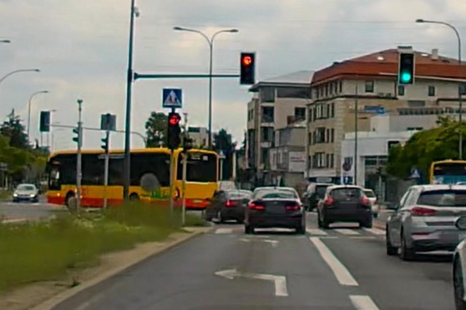 Monika Olejnik jedzie na czerwonym świetle, bo spieszy się do pracy