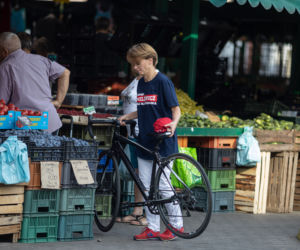 Jadwiga Emilewicz pojechała rowerem na bazarek