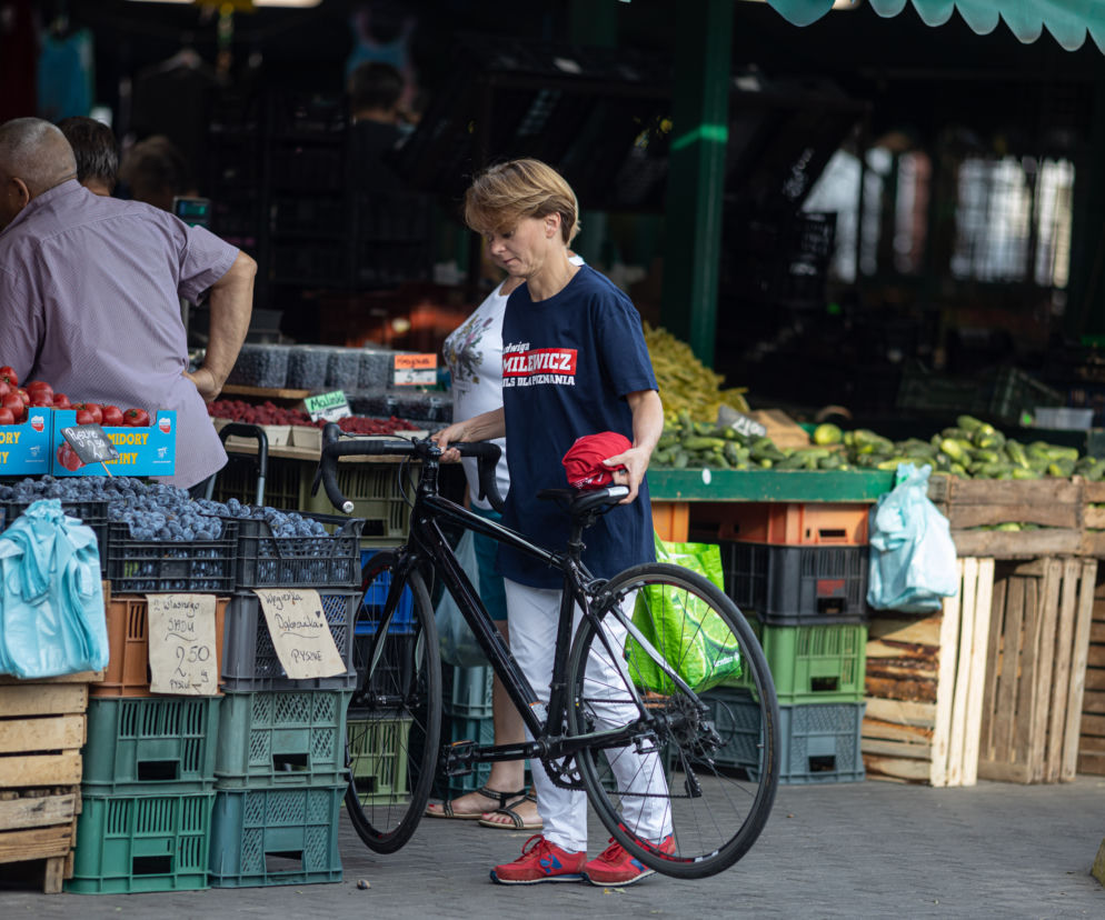Jadwiga Emilewicz pojechała rowerem na bazarek