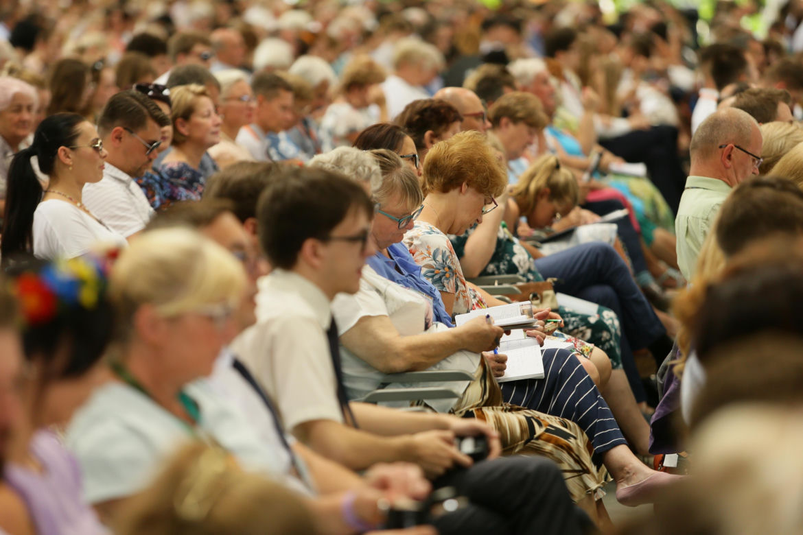 Kongres Świadków Jehowy 2024. W niedzielnych wydarzeniach wzięły udział tłumy