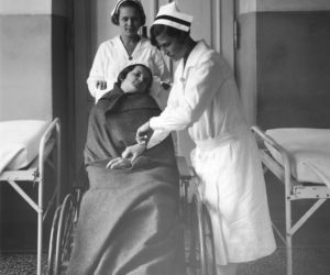 Pielęgniarki zajmują się chorą - 1927 r.