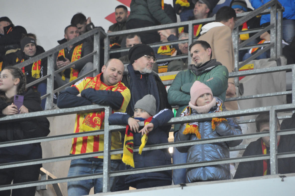 Żółto-czerwono na Suzuki Arenie! Zdjęcia kibiców na meczu Korona Kielce - Jagiellonia Białystok