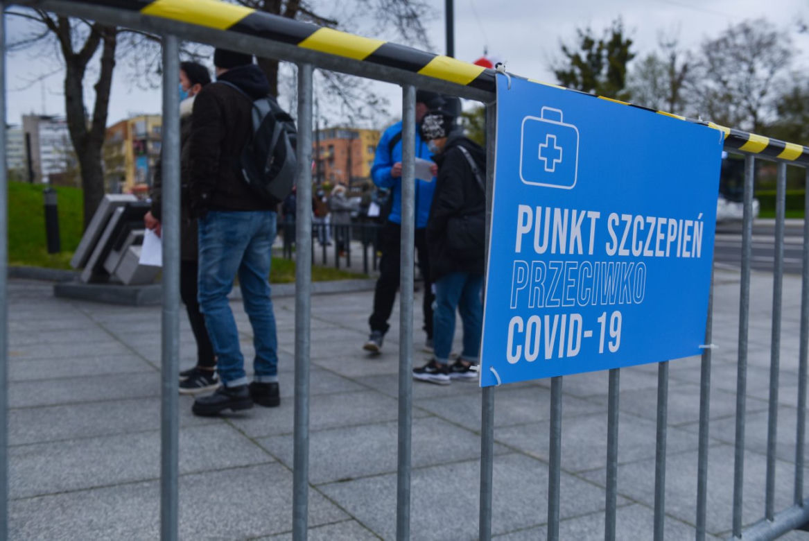 Kolejki do punktów szczepień w Polsce