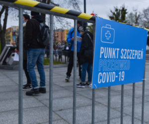 Kolejki do punktów szczepień w Polsce
