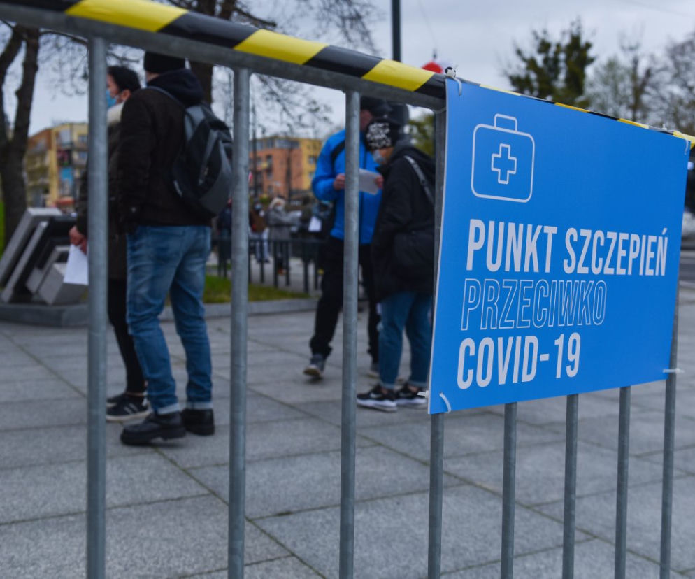 Kolejki do punktów szczepień w Polsce