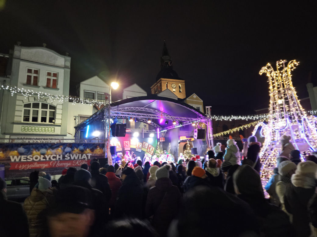 Jarmark Świąteczny w Biskupcu. Na scenie wystąpił zespół Arka Noego [ZDJĘCIA]