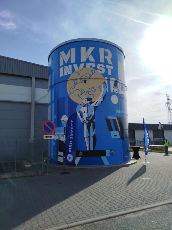 Powiat siedlecki: Nowy mural z wizerunkiem Atlasa „Jacka” powstał na zbiorniku przeciwpożarowym w Borkach Wyrkach przy trasie A2. Farba ma właściwości ekologiczne i oczyszcza powietrze