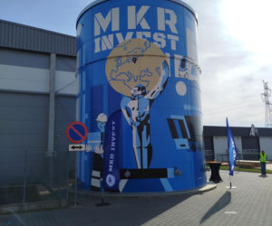 Powiat siedlecki: Nowy mural z wizerunkiem Atlasa „Jacka” powstał na zbiorniku przeciwpożarowym w Borkach Wyrkach przy trasie A2. Farba ma właściwości ekologiczne i oczyszcza powietrze