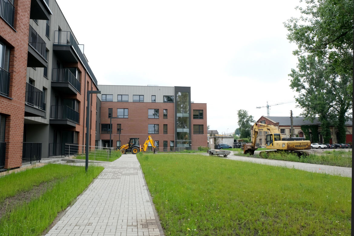 Zburzone zabytkowe stajnie przy Szwedzkiej 