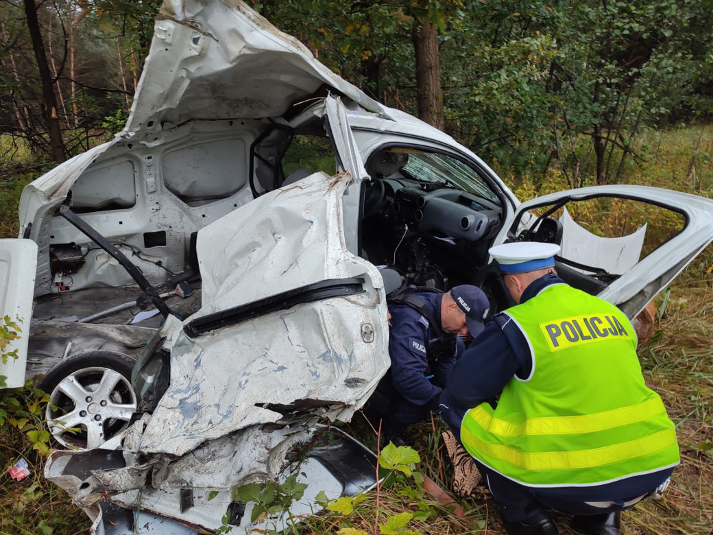 Makabra pod Wyszkowem. Bmw i peugeot zmiażdżone jak puszki. Jedna osoba nie żyje