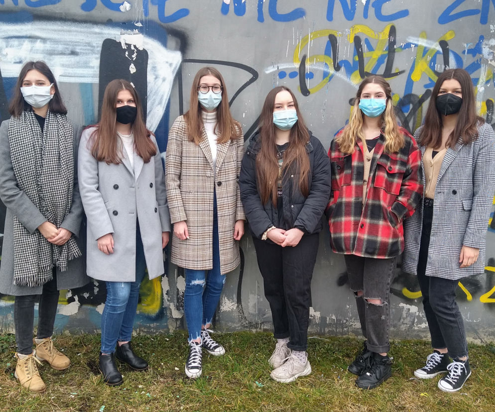 Zamiast szarych murów - kolorowe murale. Licealistki zmieniają oblicze Torunia [AUDIO]
